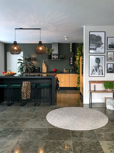 Lightswing Twin black used in the kitchen to create two lightning points.