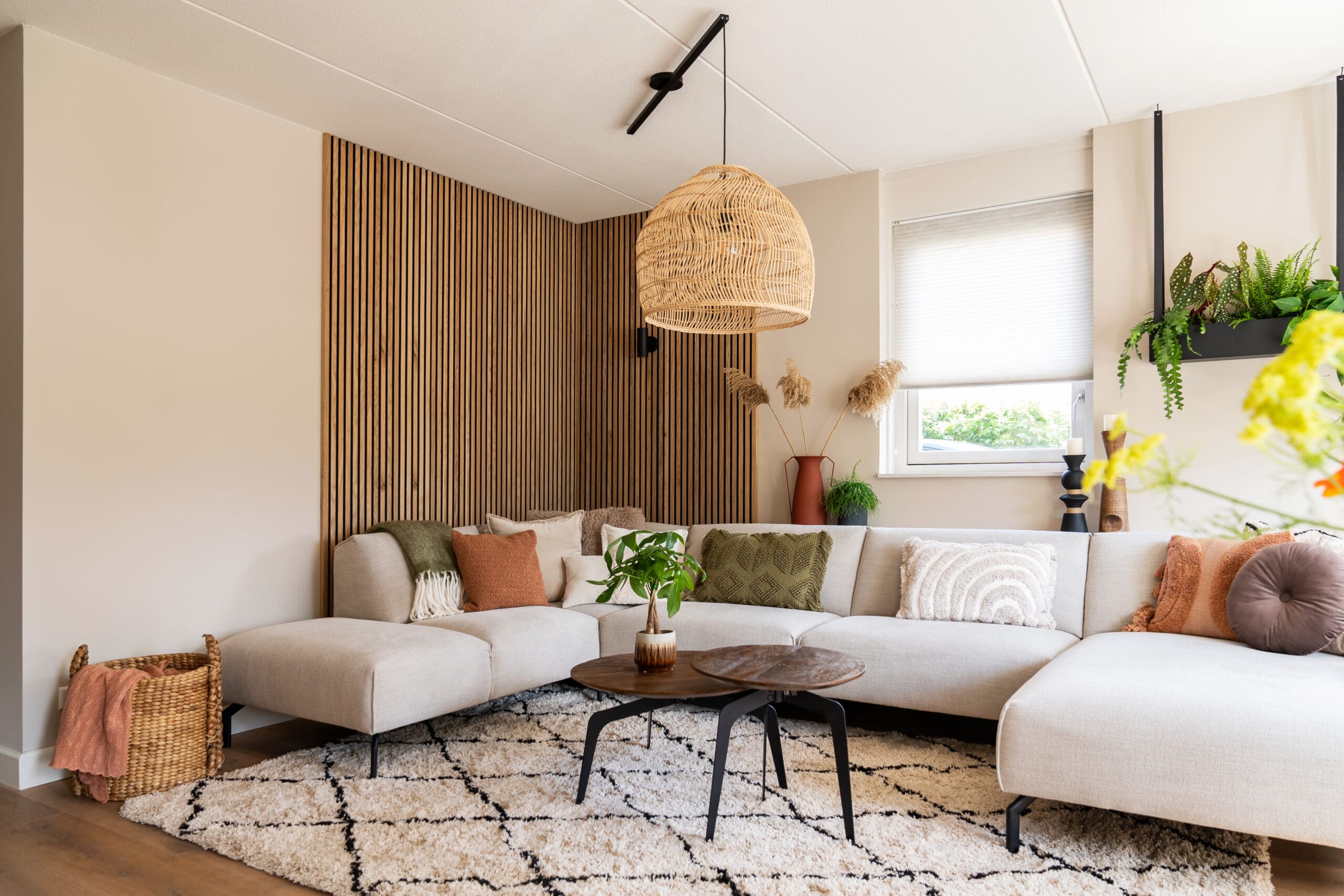 Lightswing® Single Matt Black with one pendant light in cozy modern living room