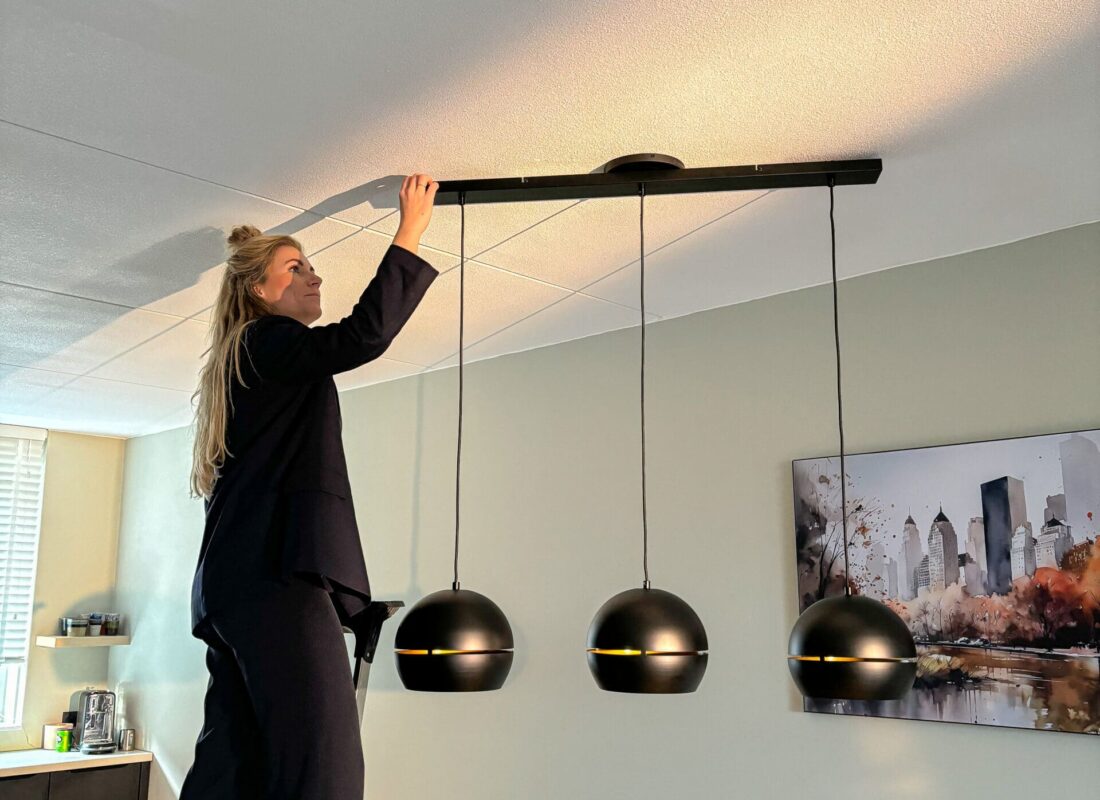 Lightswing® Zero Black with three pendant lights above dining table while rotatin